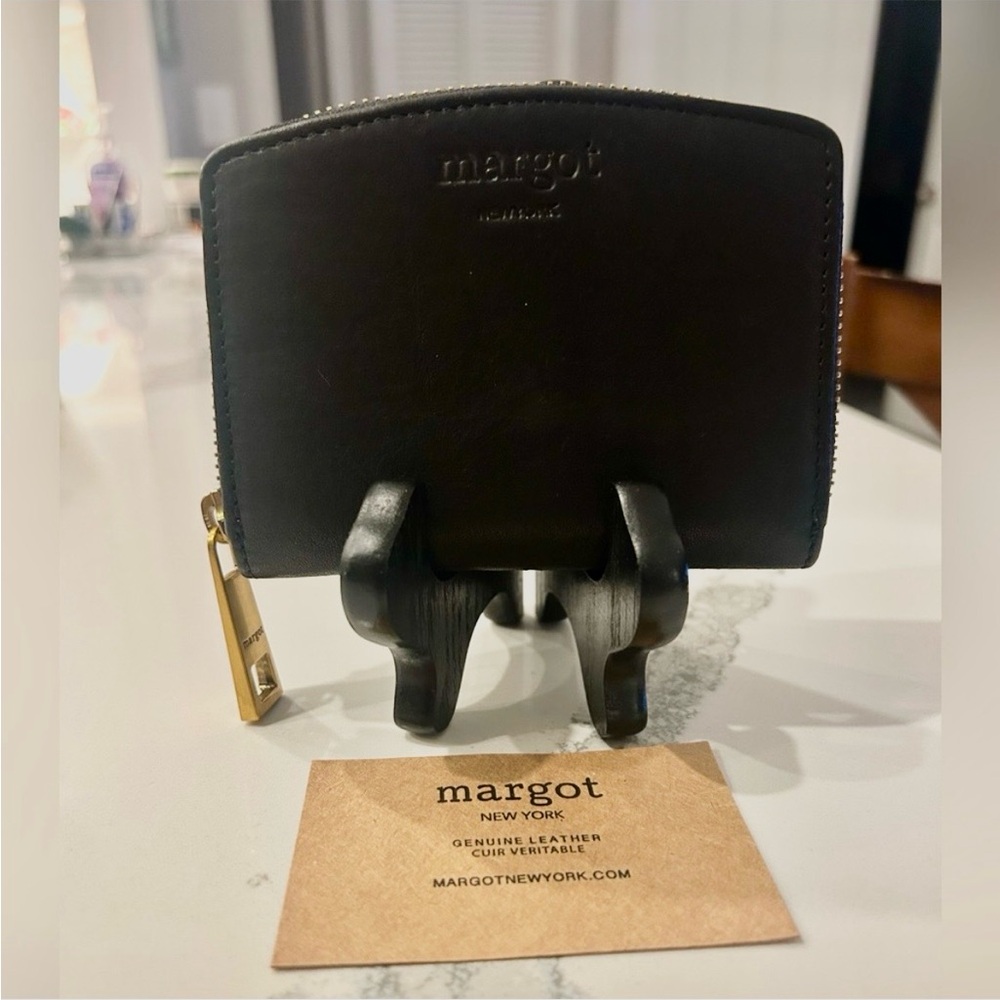 EUC margot Gina Compact In Black Leather Zip Card Wallet Gold HW